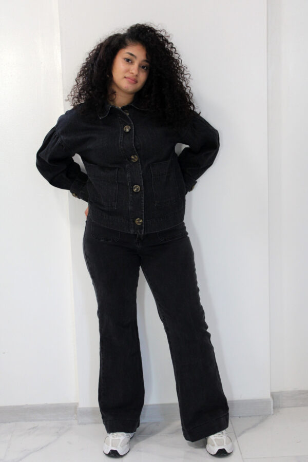 ⁠Veste en jean courte boutonnée – Image 2