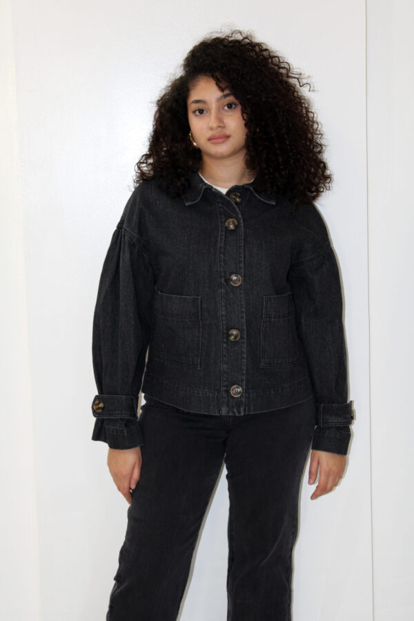 ⁠Veste en jean courte boutonnée